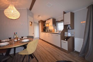 Dining - Chalet by Wadden Sea with Sunny Garden (Hippolytushoef)