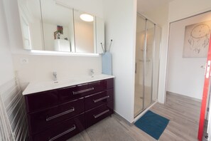 Douche, sèche-cheveux, serviettes fournies, papier toilette