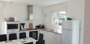 Køleskab, mikrobølgeovn, ovn, kogeplade