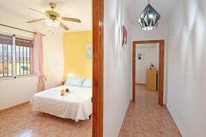 3 habitaciones, tabla de planchar con plancha y cuna de viaje 