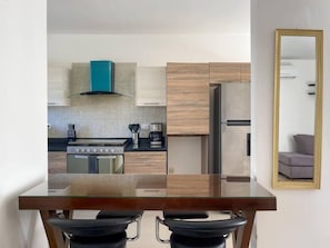 Refrigerador, cafetera y tetera, utensilios de cocina y comedor 