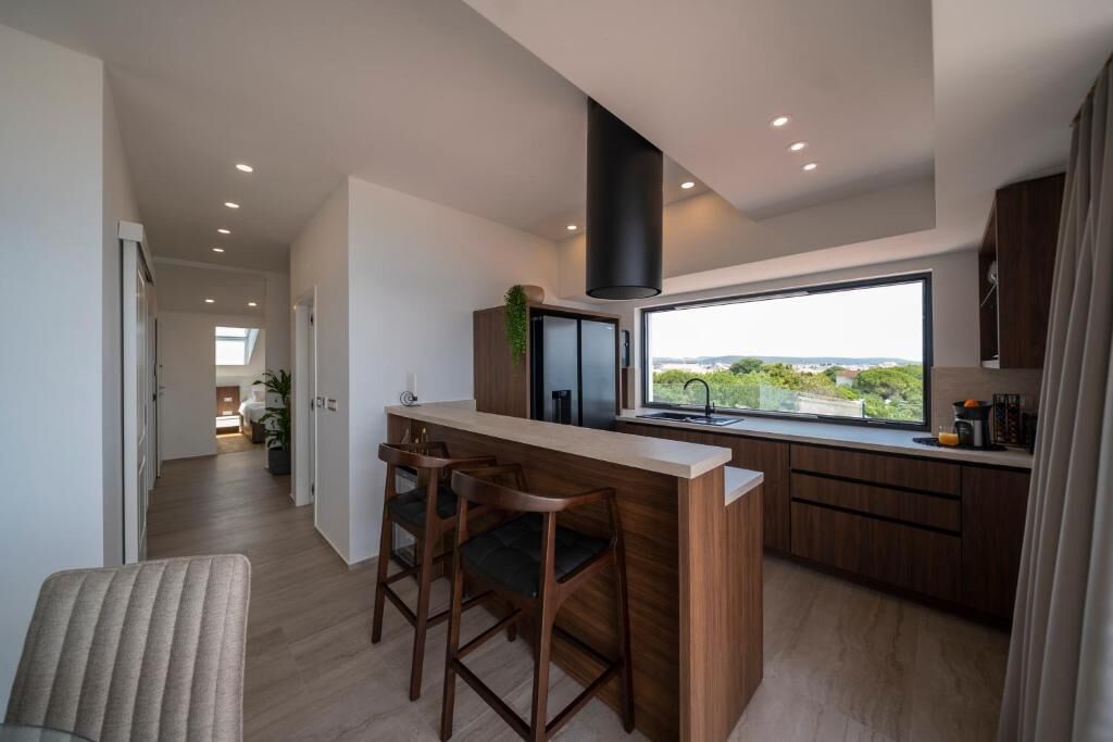 Full-sized fridge, microwave, oven, stovetop