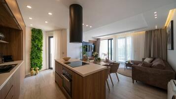 Full-sized fridge, microwave, oven, stovetop