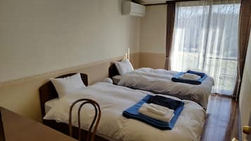 Twin kamer, niet-roken, uitzicht op bergen | Een bureau, gratis wifi