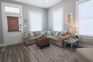 Smart TV, books - Vibrant Bungalow 2 minutes to the beach! (Galveston)