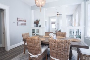 Dining - Vibrant Bungalow 2 minutes to the beach! (Galveston)