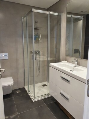 Dusche, Haartrockner, Handtücher, Seife
