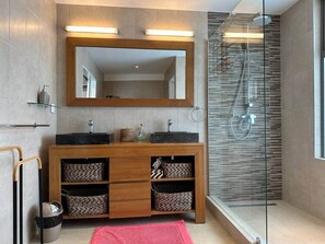 Baignoire, serviettes fournies, papier toilette