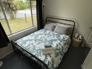 2 slaapkamers, een bureau, een strijkplank/strijkijzer, gratis wifi