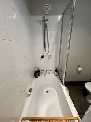 Combinazione doccia/vasca, asciugacapelli, accappatoio, asciugamani