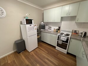 Een koelkast, een microgolfoven, een oven, een kookplaat