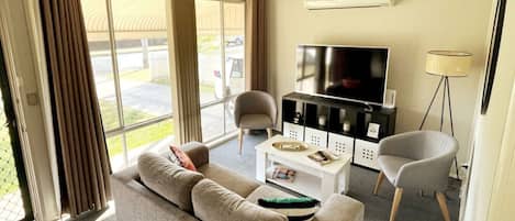 Älytelevisio, videopelikonsoli, DVD-soitin, stereot