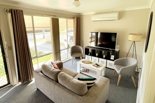 TV connectée, console de jeux vidéo, lecteur de DVD, chaîne hi-fi