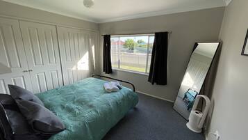 2 makuuhuonetta, työpöytä, silitysrauta/-lauta, ilmainen Wi-Fi