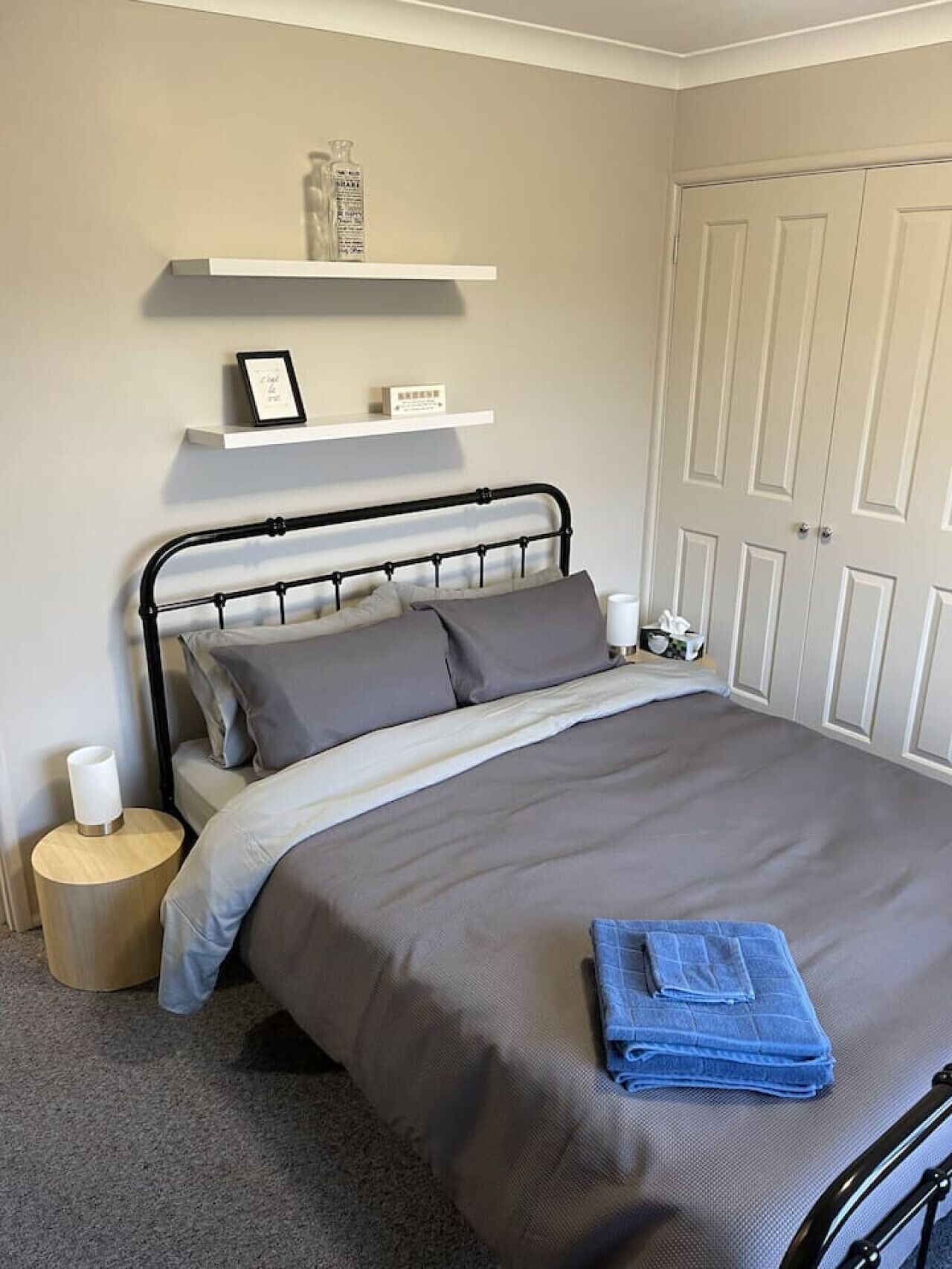 2 slaapkamers, een bureau, een strijkplank/strijkijzer, gratis wifi