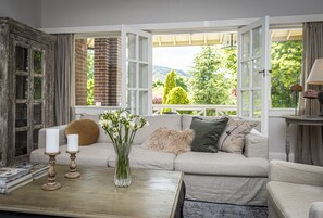 Smart TV, fireplace, DVD player, video library - KERRISDALE BOWRAL -Large historic home in a perfect Bowral location (Bowral)