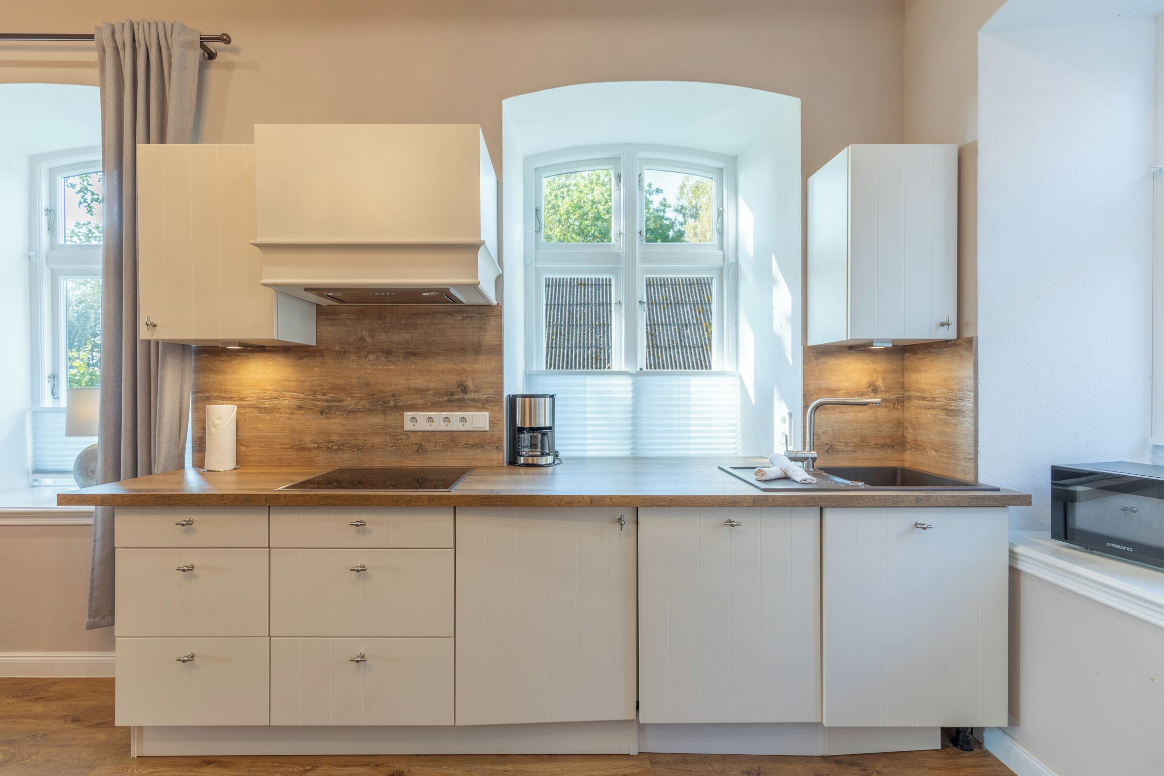 Frigorifero, microonde, forno, piano cottura