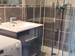 Bathroom - Renovated central studio, 50 m from cable car, 2-4 pers (Cauterets)