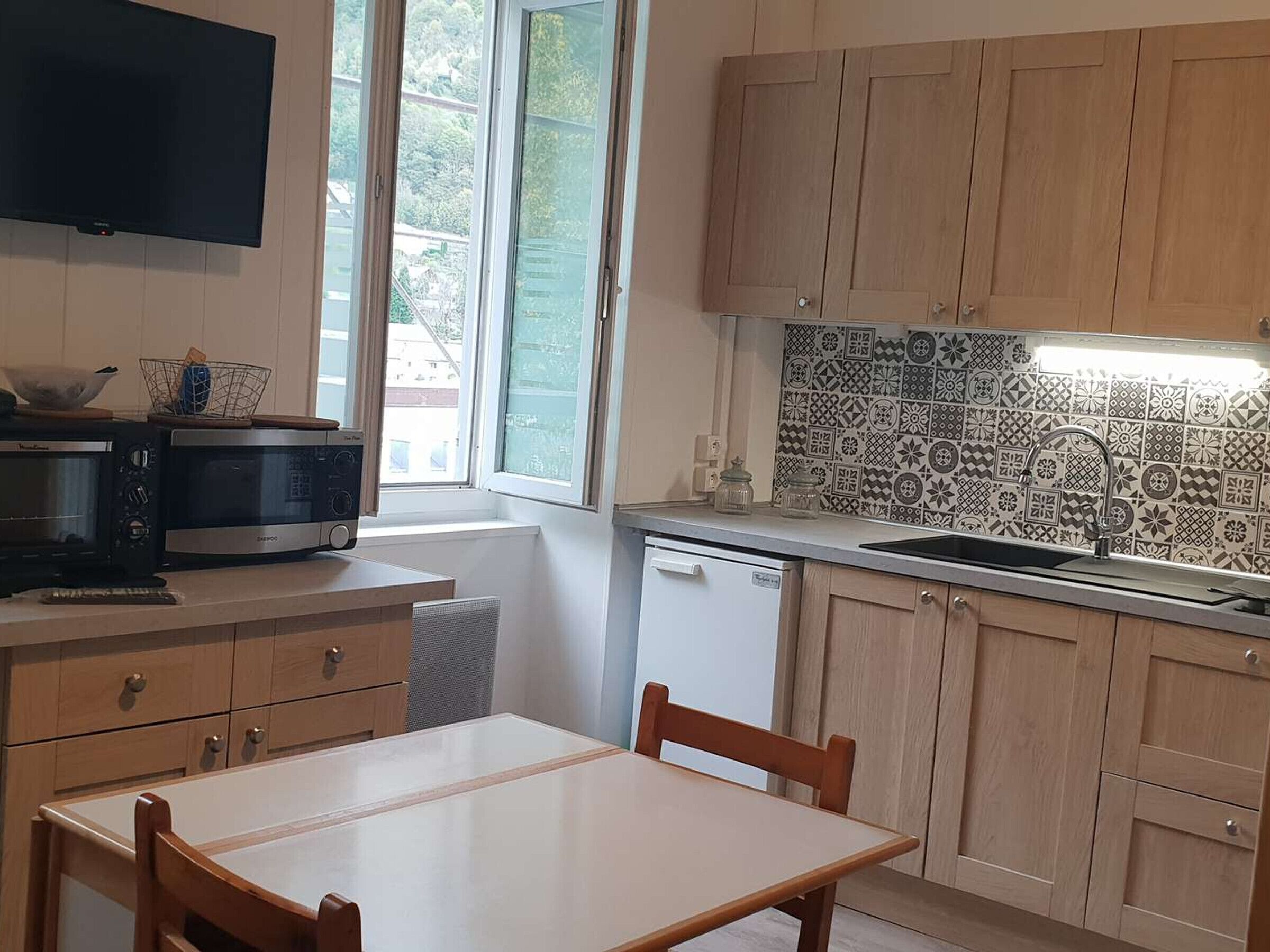 Fridge, microwave, oven, coffee/tea maker