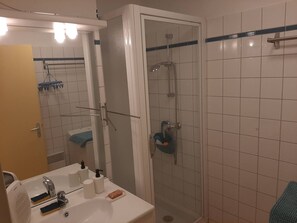 Bathroom - Apartment for 4-6, near center, private parking, ski locker (Cauterets)