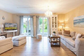 TV, fireplace, books - The semi-detached house Kleine Lachmöwe in St. Peter-Böhl for up to 4 people (St. Peter-Böhl)