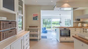 Een koelkast, een oven, een kookplaat, een vaatwasser