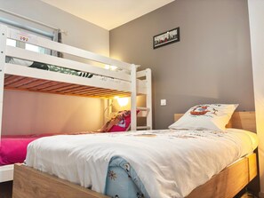 5 bedrooms, free WiFi, bed sheets