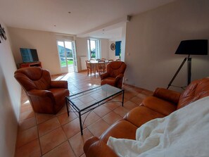 TV, table football, ping pong - Family-Friendly Gîte with Game Room, Garden, and Nearby Activities in Juvigné (Juvigné)