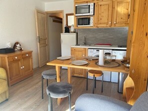Kylskåp, mikrovågsugn, spishäll och diskmaskin