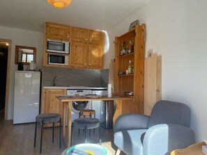 Fridge, microwave, stovetop, dishwasher - Studio cabin, 4 pax, Risoul, near shops, Equipped kitchen, Balcony, Pets allowed (Risoul)