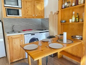 Kylskåp, mikrovågsugn, spishäll och diskmaskin