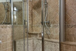 Tina, secadora de cabello, bidet, toallas 