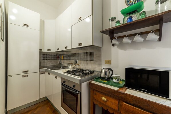 Jääkaappi, mikroaaltouuni, uuni, liesi