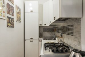 冷蔵庫、電子レンジ、オーブン、コンロ