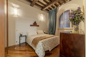 1 habitación, tabla de planchar con plancha, internet y ropa de cama 