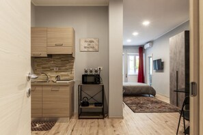 Tabla de planchar con plancha, acceso a internet y ropa de cama