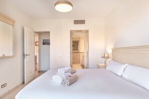 Iron/ironing board, free WiFi, bed sheets