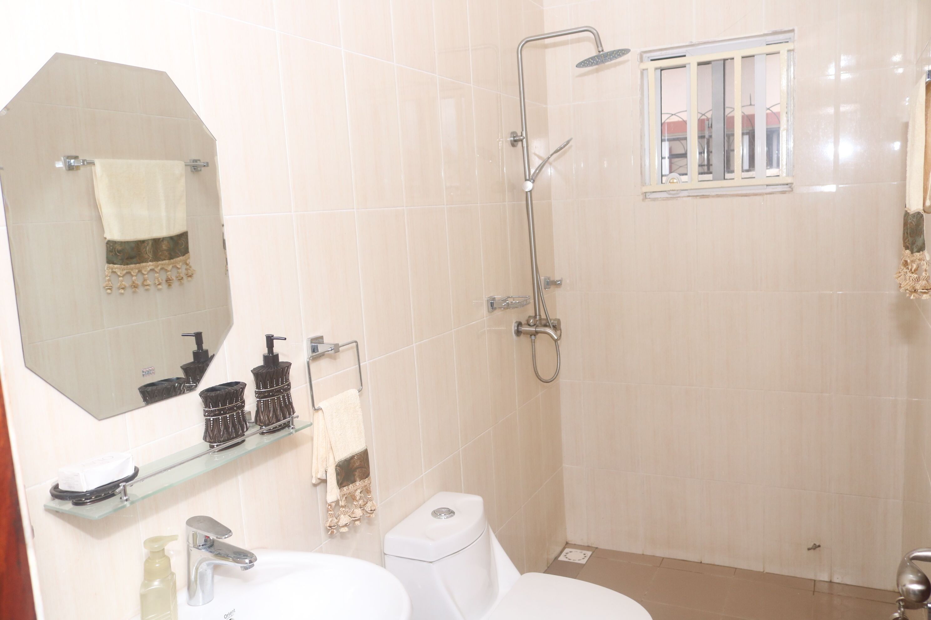 Een bad/douchecombinatie, handdoeken, toiletpapier