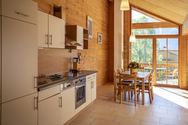 Fridge, microwave, oven, stovetop - Ferienwohnung VI mit Zwei Schlafzimmern und Süd-balkon, 64 qm, Hund zu Buchbar (Aschau im Chiemgau)