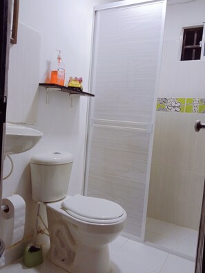 Economy House, Non Smoking, Garden View | Bathroom | Shower, towels, soap - Casa Camimar (Santa Marta)