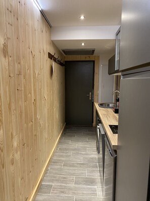 Een koelkast, een oven, een kookplaat, een vaatwasser