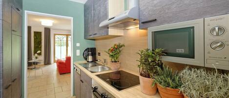 冷蔵庫、電子レンジ、オーブン、コンロ