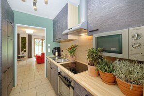 Refrigerador, microondas, horno y parrilla de estufa