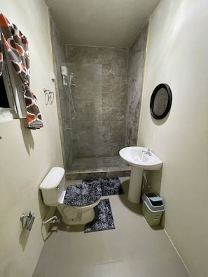 Premium Apartment | Bathroom | Shower, towels, soap, toilet paper - Hagley Park Villas (Kingston)