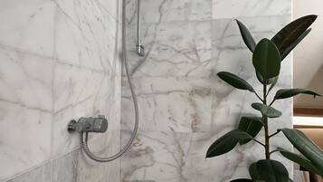 Combined shower/bathtub