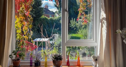 The Retreat - close to Longleat, Bath, Frome, Stourhead, Stonehenge