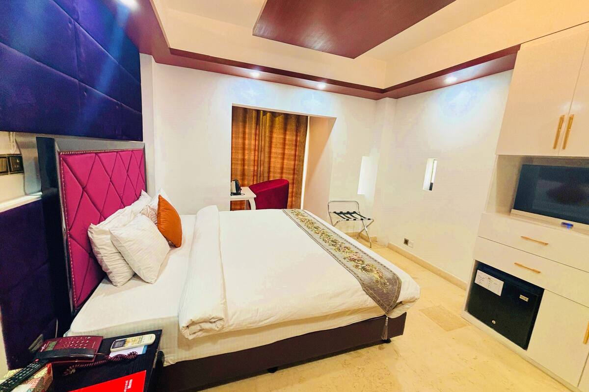 egyptian cotton sheets, premium bedding, minibar, individually decorated