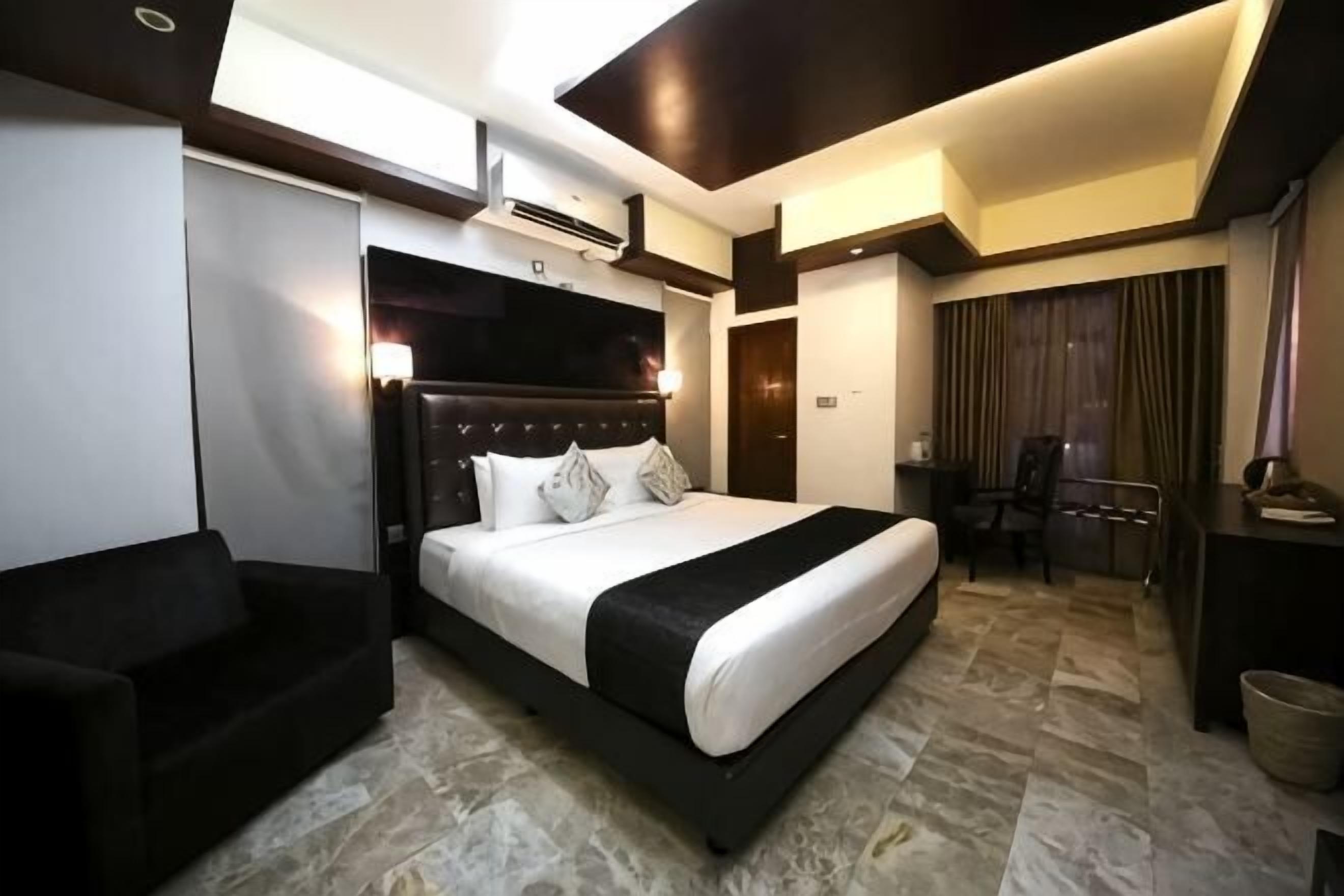 Egyptian cotton sheets, premium bedding, minibar, individually decorated
