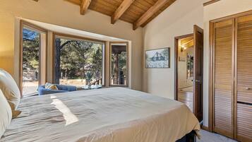 4 bedrooms, desk, iron/ironing board, travel crib