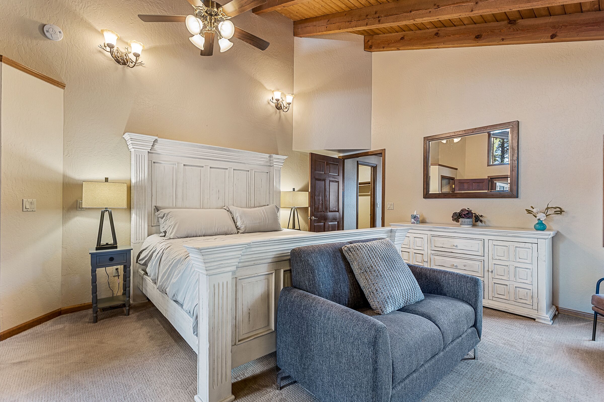 4 makuuhuonetta, työpöytä, silitysrauta/-lauta, vauvan matkasänky